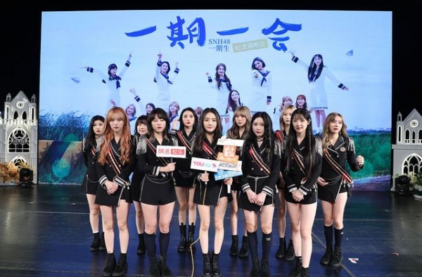 太亮眼！SNH48女团现身演唱会 齐穿制服劲歌热舞大秀美腿