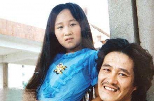 赵本山大女儿近照曝光！身材肿胀样貌普通，和受宠小妹球球差别大