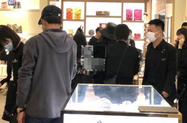 李湘带10岁女儿王诗龄逛奢侈品店，生图腿型惹人注意，抽条了啊
