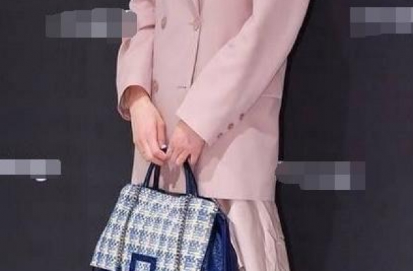 全智贤终于换风格，“八字刘海”大变样，光脚丫穿长裙美到认不出