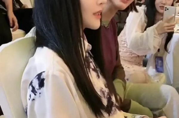 赵本山女儿撞脸郑爽李小璐，白色扎染裙飘逸，长发飘飘愈发甜美