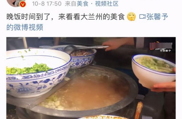 张馨予跟老公回家过节，一起逛美食街，手比大锅撒娇说自己拳头小