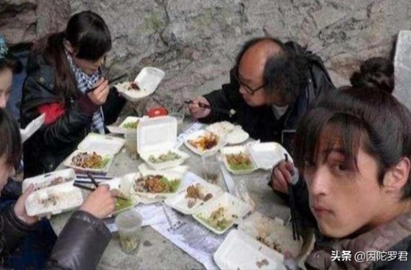 身价上亿明星吃饭：张一山蹲垃圾堆，看完刘德华，才懂他为啥红