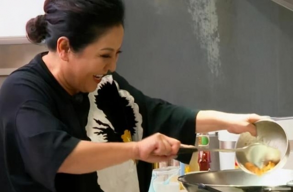 向太下厨房，动作娴熟，厨房内铁锅成亮点，难怪向华强那么爱她