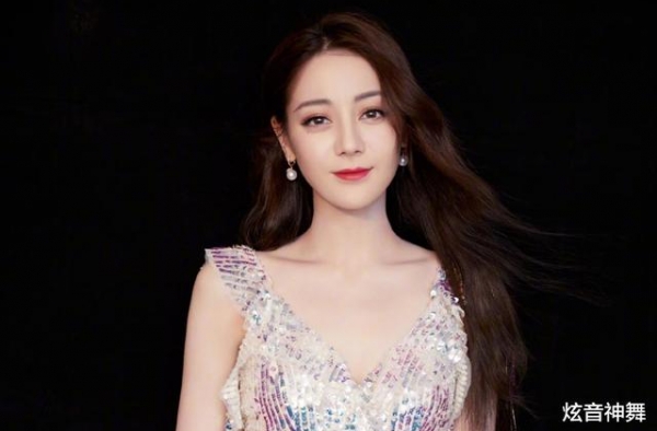 迪丽热巴是“美臀公主”，网友好嫉妒：“姐姐，你美得犯规了”