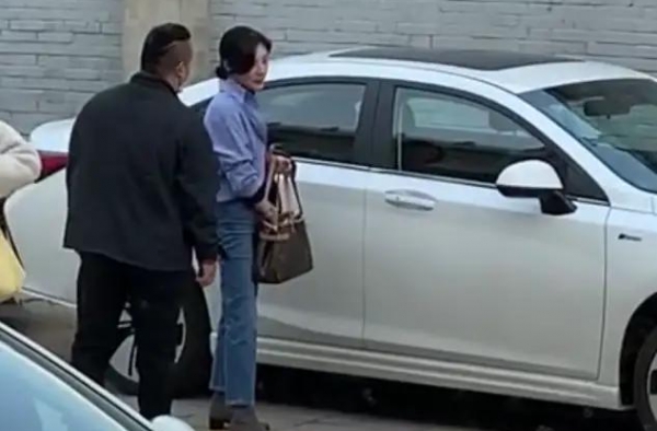 52岁周涛穿便服现身，身材苗条英姿飒爽，座驾价格令人意外