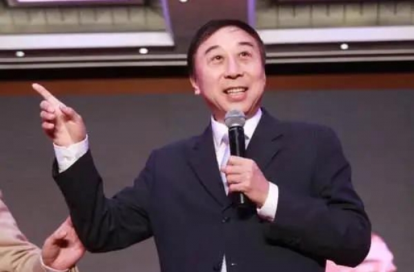 都是?天津人！郑健和冯巩是发小，少年时和刘欢、戴志诚一同演出