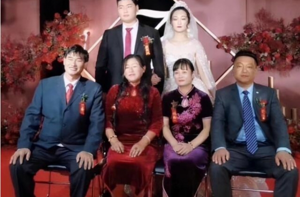 东方时评丨“网络深扒”太伤人，不妨多给祝福