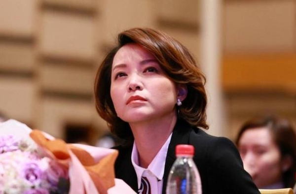 董卿私下真接地气，穿孔雀蓝运动服回学校，罕见扎马尾真像学生