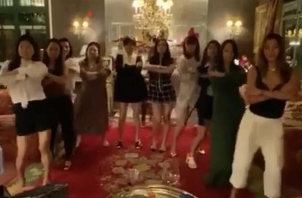 54岁刘嘉玲与贵妇热舞，大长腿白又细，网友辣评：农村妇女聚会