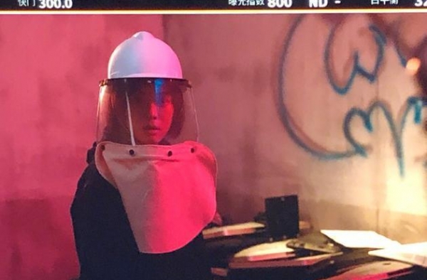 力气好大一女的！孙俪拍戏现场砸碎玻璃吓坏导演