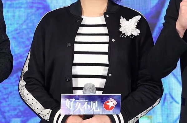 都不知道江珊这么会穿，棒球服内搭条纹衫，年轻感十足真显年龄小