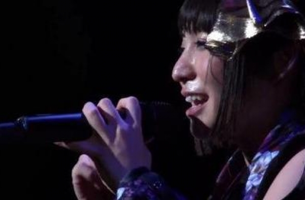 日本大叔也疯狂，为少女偶像跪地痛哭应援，网友：活久见