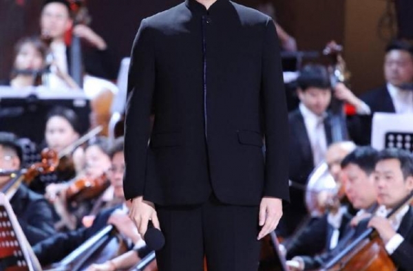 靳东告白60岁大姐？深陷其中无法自拔，愿杨丽娟的故事别再重演