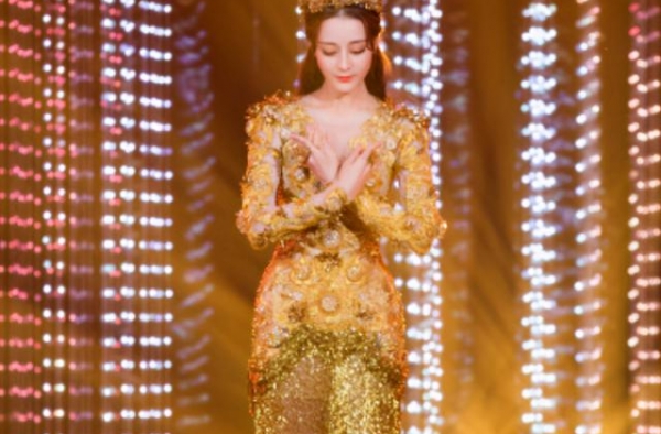 金鹰女神助力榜，第四名李沁，第五名关晓彤，谁注意前两名差距？