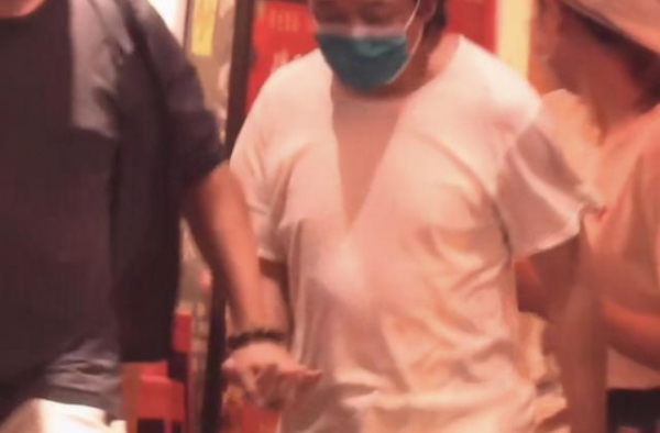 潘粤明携绯闻女友聚餐被拍，两人低调相恋多年，气质外貌不输董洁
