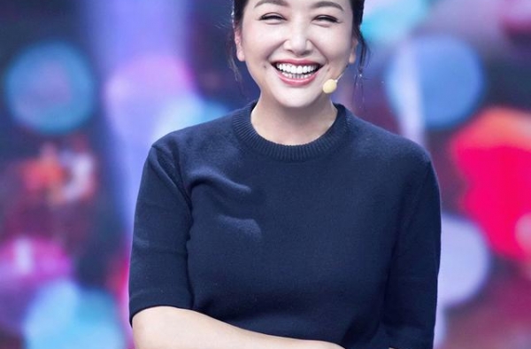 江珊骨子里散发着高级感，简单穿针织衫配牛仔裤，无需配饰照样美