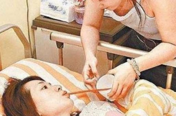 林志玲手术后首晒照，恢复元气美出新高度，穿牛仔服似少女