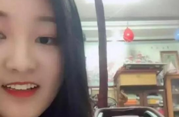 大衣哥儿媳妇开直播当网红，与婆婆同框太神似，嫁过来不图钱