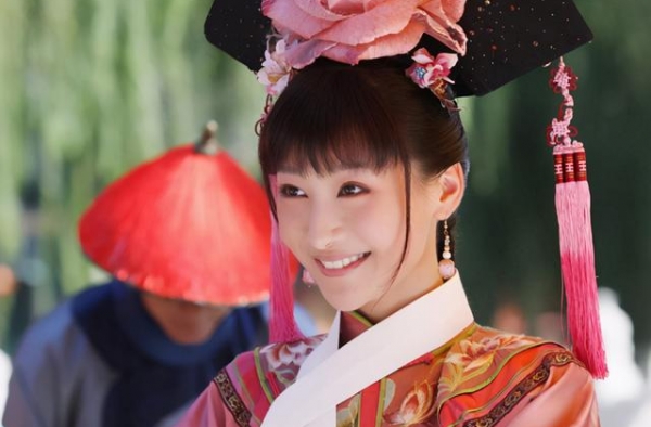 她是演员陶昕然，因饰演“安陵容”被骂9年，今转发恶评发文怒怼