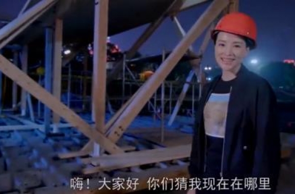 46岁董卿现身工地，工人扮相依然美丽，错戴安全帽被吐槽