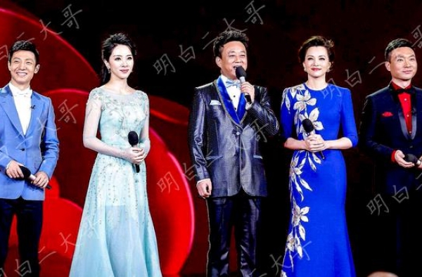 她曾是著名主持人，金话筒奖获得者，却在退休后遭观众奚落
