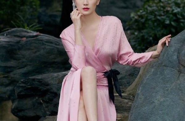 宋佳一身粉裙装扮简直美呆，长耳环高开叉，就连腰带都相当精致