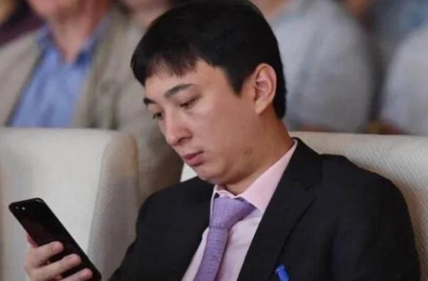 王思聪变瘦“炸街”，粉色毛衣太惹眼，身高不及身边大长腿美女