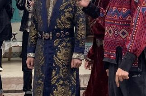 李亚鹏退圈6年罕上综艺，远远看撒贝宁跳舞，全程不参与被指敷衍