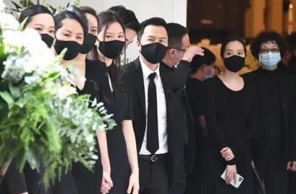 钻石大王岳父出殡，甄子丹老婆和小姨子齐现身，百亿遗产无人争