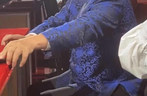 大衣哥当星光大道评委，直言儿媳是自己选的，桌上豪车钥匙太惹眼
