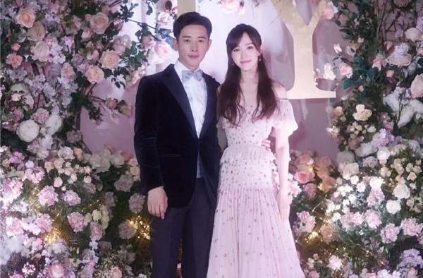 明星和另一半的合照，唐嫣罗晋甜蜜，看到鹿晗：催婚团已上线
