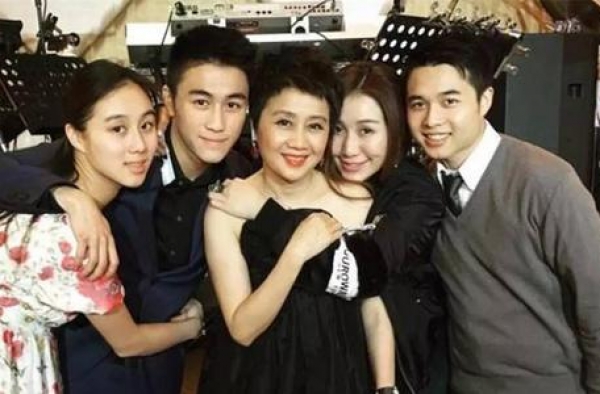何超盈女儿近照曝光，从小遗传老公学霸基因，母女生活细节超温馨