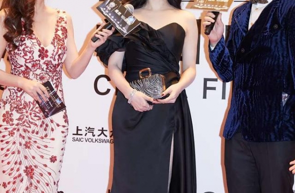 范冰冰阔别红毯一年霸气回归！穿高开叉抹胸礼服秀性感，身材超辣