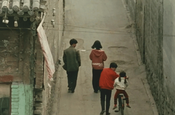 贾樟柯的小城镇题材电影有何特点