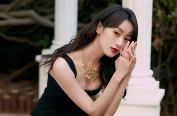 袁冰妍：与热巴钟楚曦是同学，曾饰演张艺兴老婆，却被说无女主相