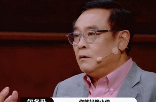 54岁邬君梅晒照，倒追大12岁秃顶男友结婚，试管9次至今无子