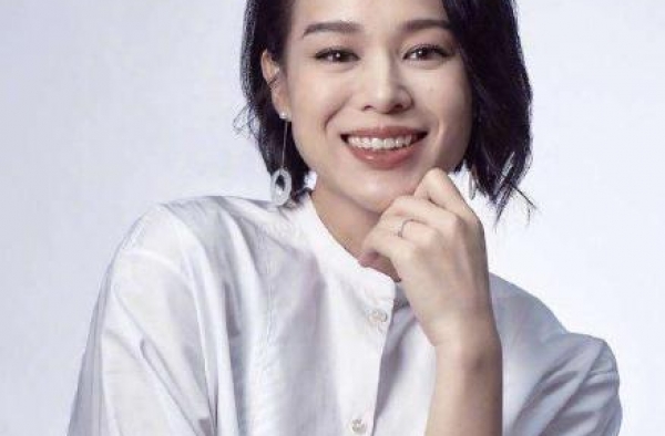 离开黄宗泽后转身嫁进豪门，多少女人的“遮羞布”，被胡杏儿撕开