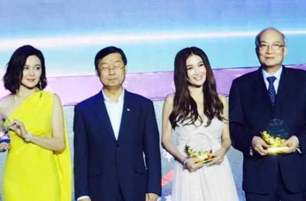 温碧霞罕见同框关之琳，相差4岁却美出不同韵味，哪像年过半百