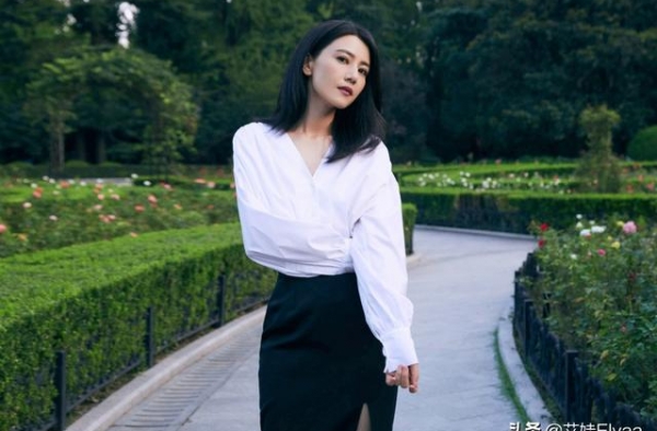 41岁高圆圆太惊艳，穿红色开叉裙出席活动，罕见大红唇让人心动