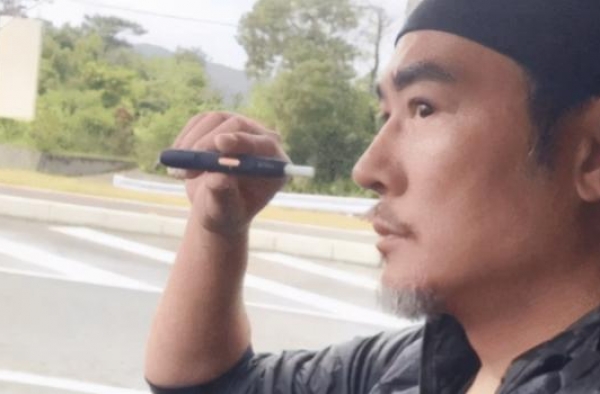 52岁焦恩俊近照曝光，与母亲搭肩合照，老太快被吐槽像姐弟？