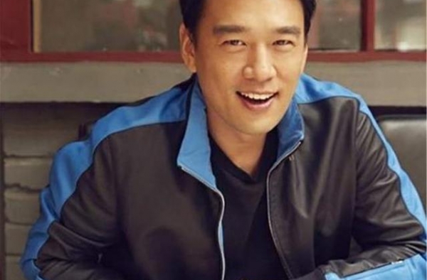 和妻子青梅竹马几十年，从不晒照秀恩爱，有种低调的深情叫王耀庆