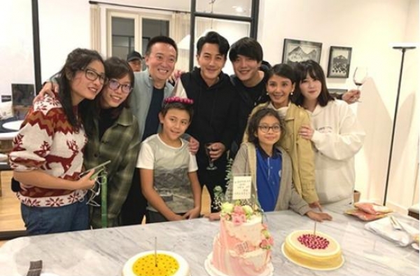 刘烨子女的近照曝光，参加刘恺威生日派对，笑容灿烂