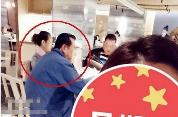 儿子身处牢中，小27岁娇妻已不再年轻，81岁李双江不敢老去