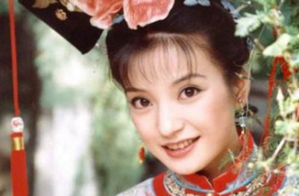 他是赵薇的继子，因恋情上热搜，女友身材火辣颜值不输明星