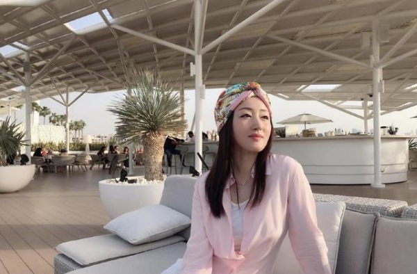 杨钰莹48岁又怎样？粉色衬衫配破洞牛仔裤超嫩，头巾造型好惊艳