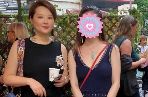 47岁袁立难逃中年发福，穿黑色无袖裙显脸肿，膝盖皮肤暴露老态