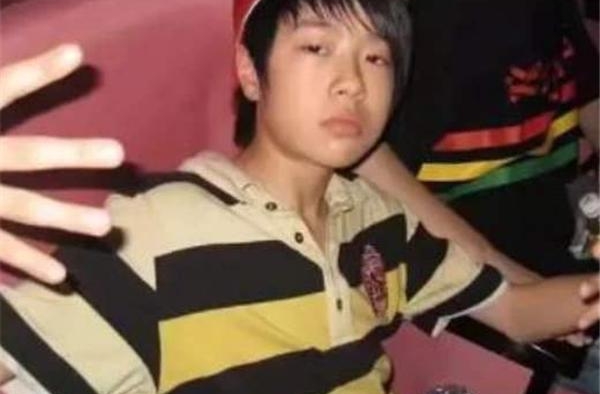 乐华艺人出道前，吴宣仪婴儿肥，黄明昊青涩，而朱正廷比现在还帅