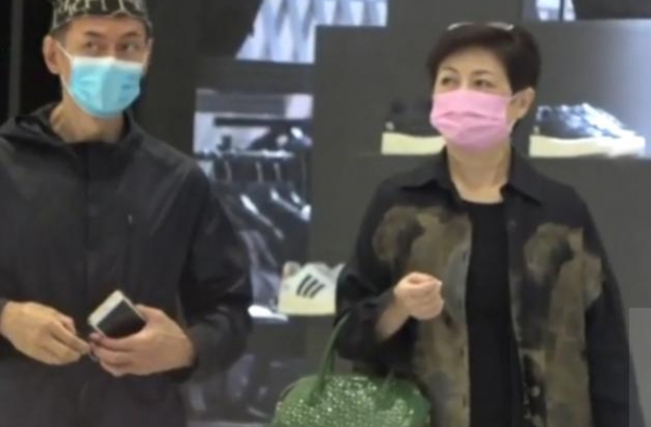 58岁江华与妻子大秀恩爱，曾婚内出轨邓萃雯，却污蔑对方先勾引