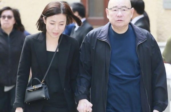 刘銮雄女儿晒照，力证自己和妈妈没进“冷宫”，然而已经不再受宠